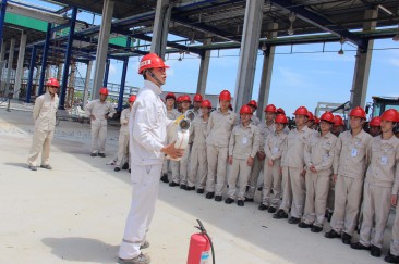  公司组织新入职员工们参加安全教育和消防培训 